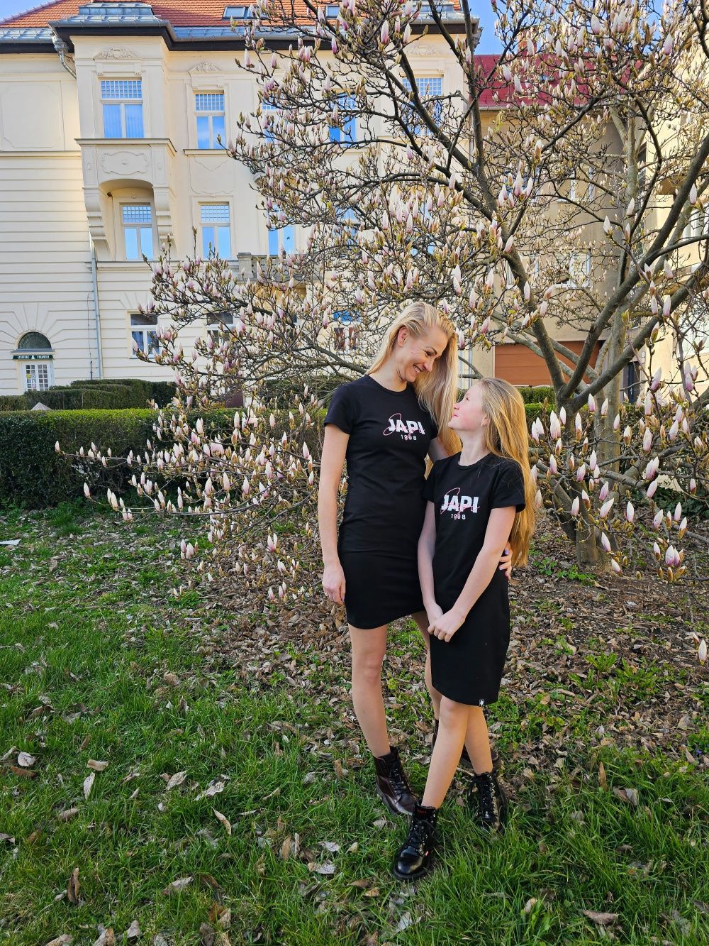 Dívčí šaty slim MAGENTA s krátkym rukávem