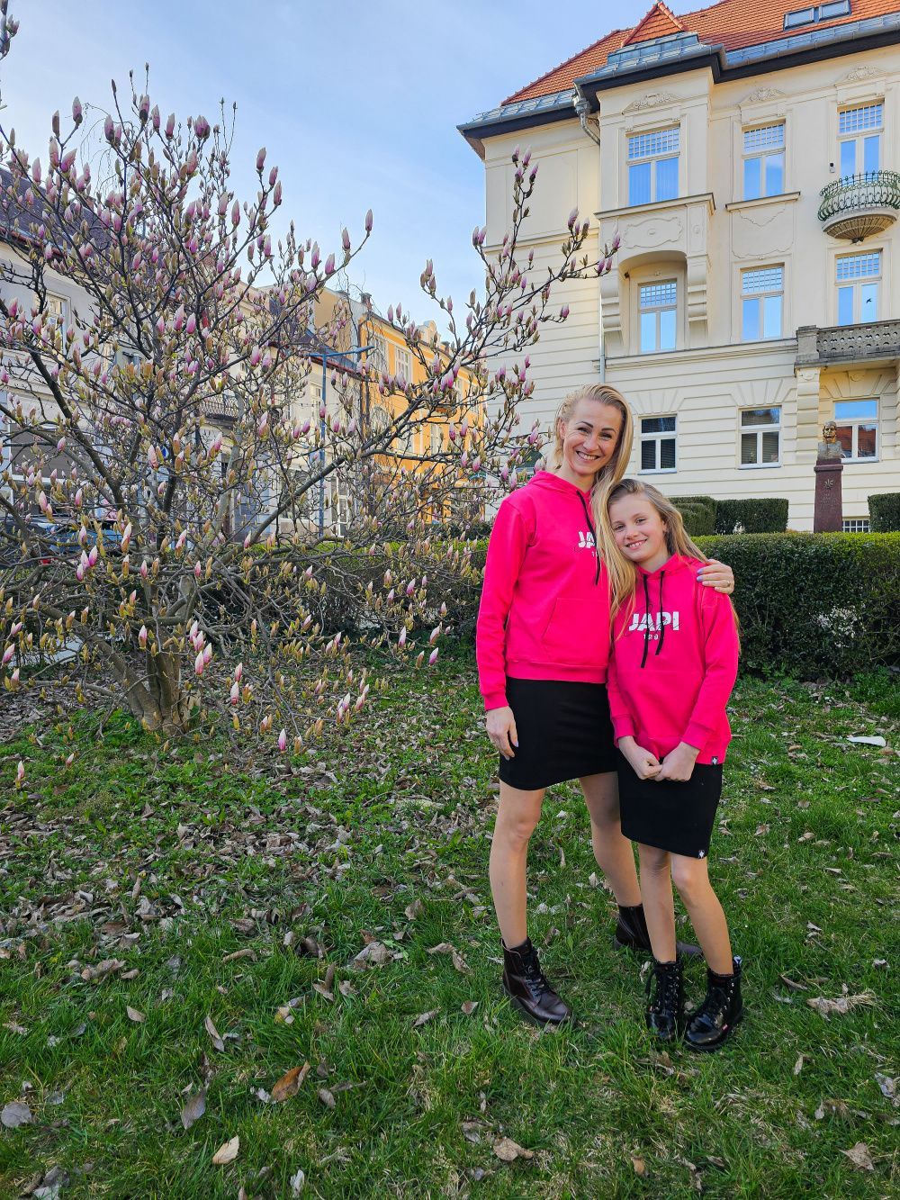 Dívčí šaty slim MAGENTA s krátkym rukávem