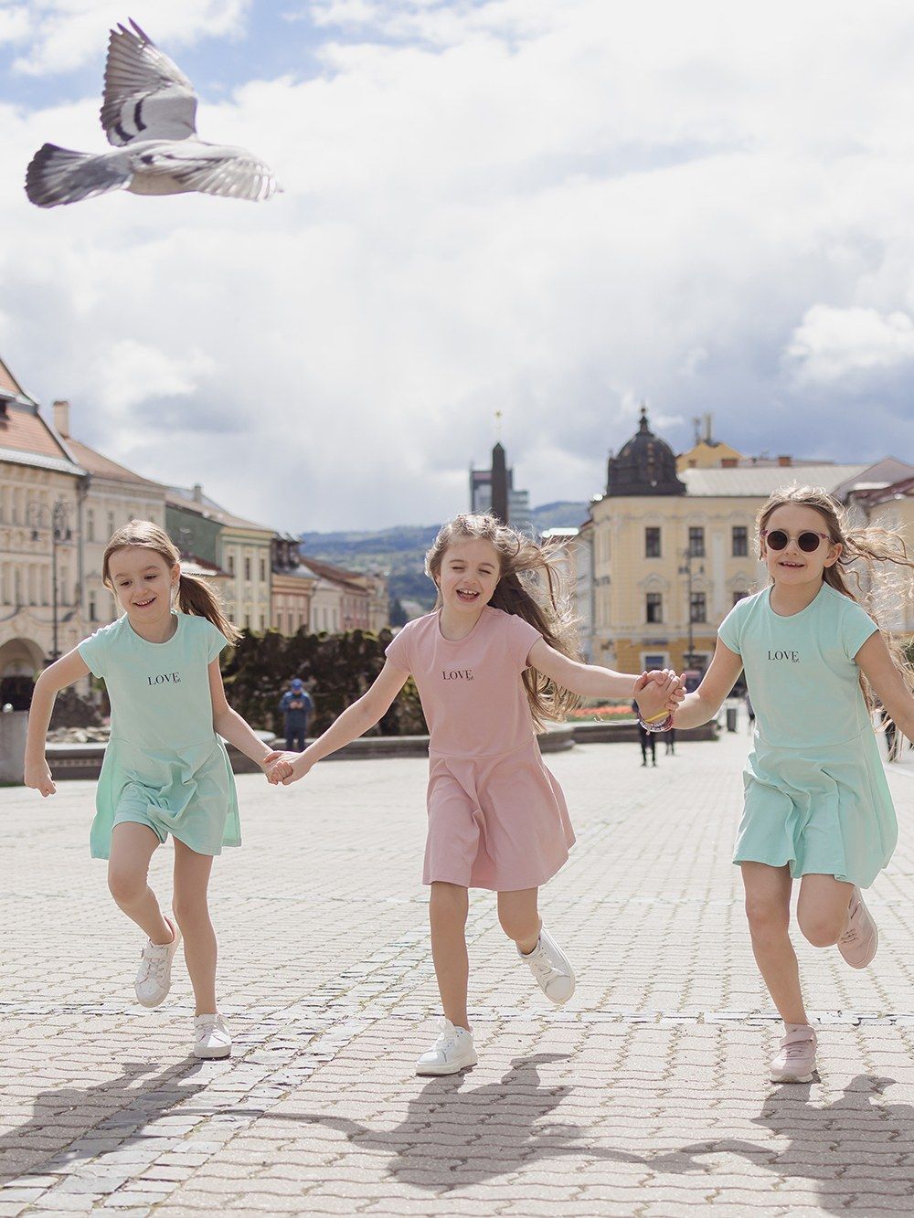 Dívčí šaty sportovní LOVE s krátkym rukávem